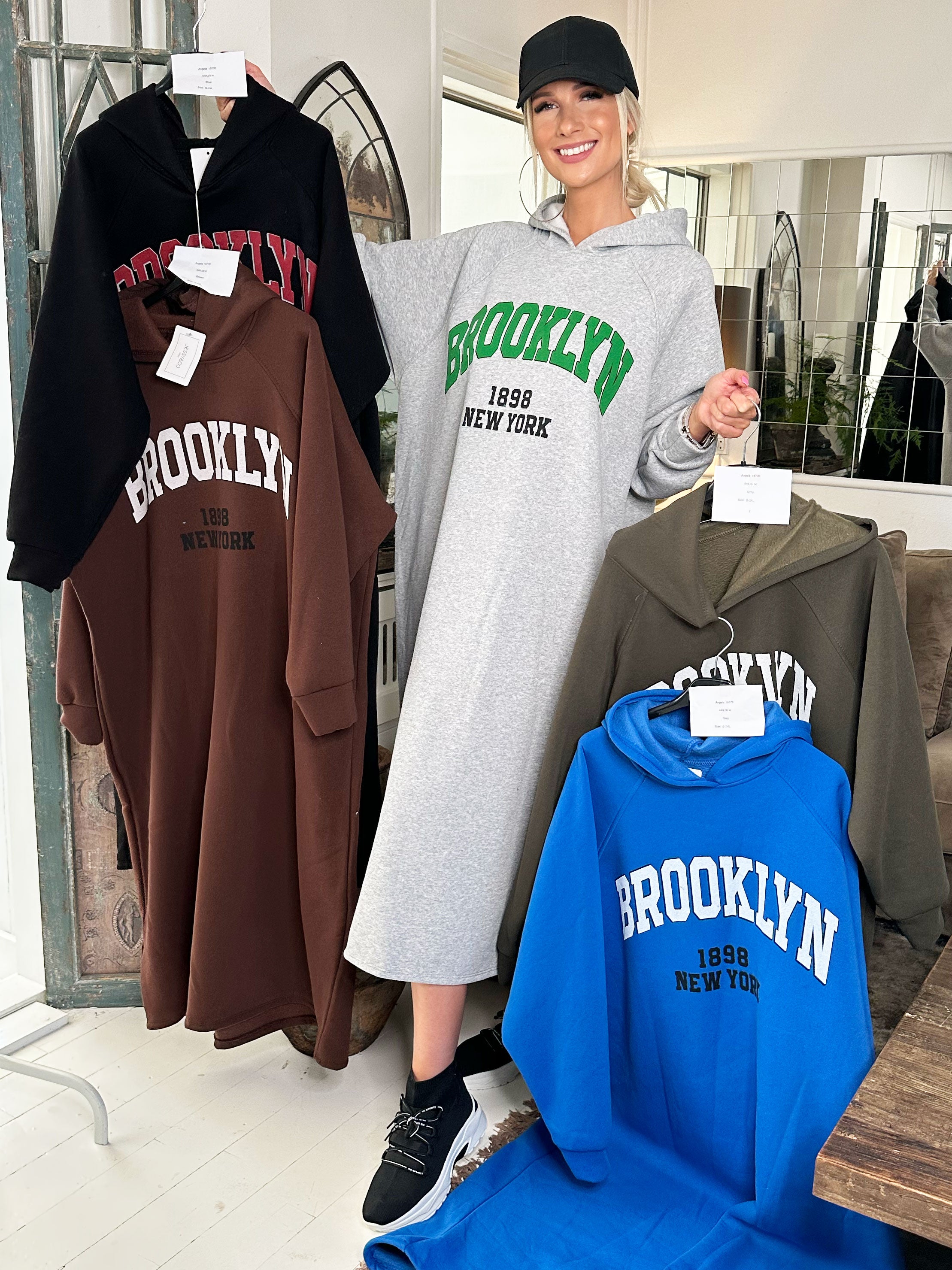 Angela - Lång hoodie-klänning i bomull med tryck på bröstet